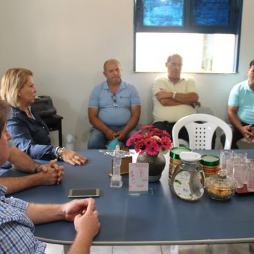 Presidente da Cohidro se reúne com equipe de Canindé e conhece novos plantios