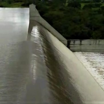 [vídeo] Barragem do Jacarecica I verteu ao atingir capacidade máxima de armazenamento